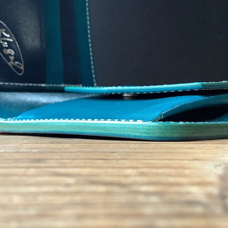 ネイビーオイルコードバン×ルガトショルダー琉球ブルー 二つ折り財布