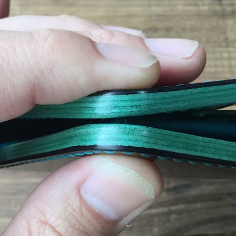 オイルコードバン黒×ルガトショルダー琉球ブルー 二つ折り財布 小銭入れあり