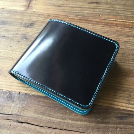 オイルコードバン黒×ルガトショルダー琉球ブルー 二つ折り財布 小銭入れあり