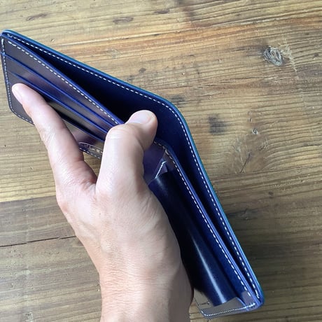 ネイビーオイルコードバン×ルガトショルダーネイビー  二つ折り財布 小銭入れあり