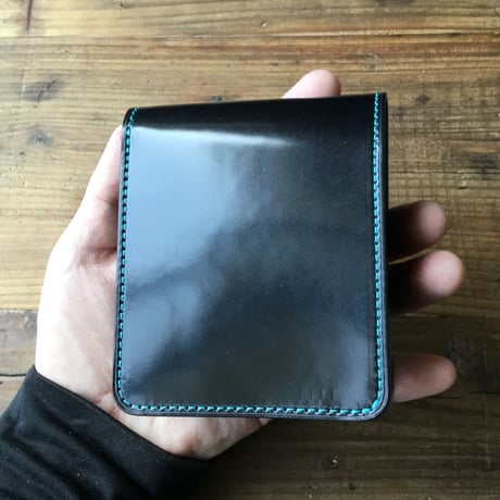 オイルコードバン黒×ルガトショルダー琉球ブルー 二つ折り財布 小銭入れあり