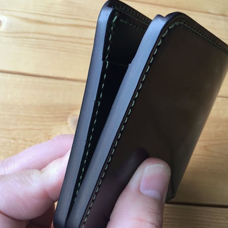 オイルコードバン黒×ルガトショルダーグリーン 二つ折り財布 小銭入れなし