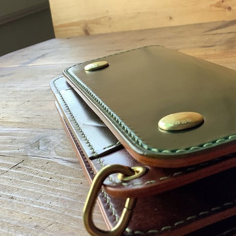 オイルコードバングリーン＆オリーブ×ルガトショルダーブラウン トラッカーウォレット