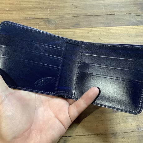 オイルコードバン黒×ルガトショルダーネイビー 二つ折り財布 小銭入れなし