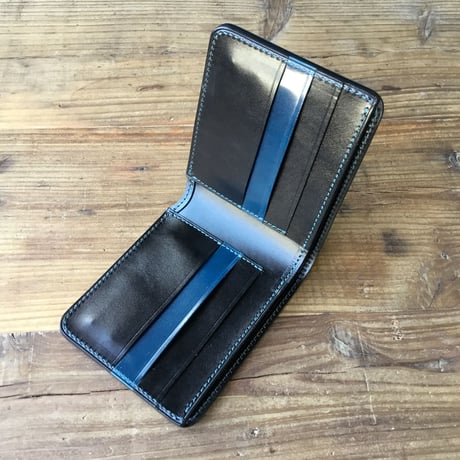 ネイビーオイルコードバン×ルガトショルダー黒 二つ折り財布 小銭入れなし