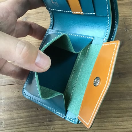 ライトブラウンコードバン×ルガトショルダー琉球ブルー 二つ折り財布 小銭入れあり