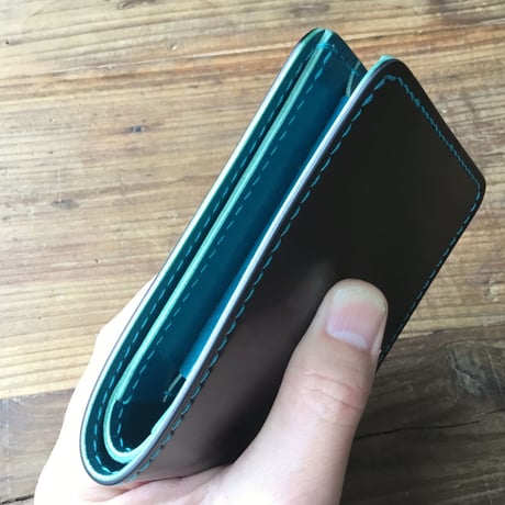 オイルコードバン黒×ルガトショルダー琉球ブルー 二つ折り財布 小銭入れあり