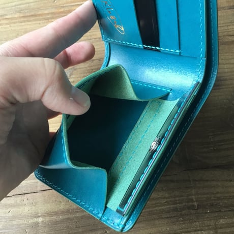 オイルコードバン黒×ルガトショルダー琉球ブルー 二つ折り財布 小銭入れあり