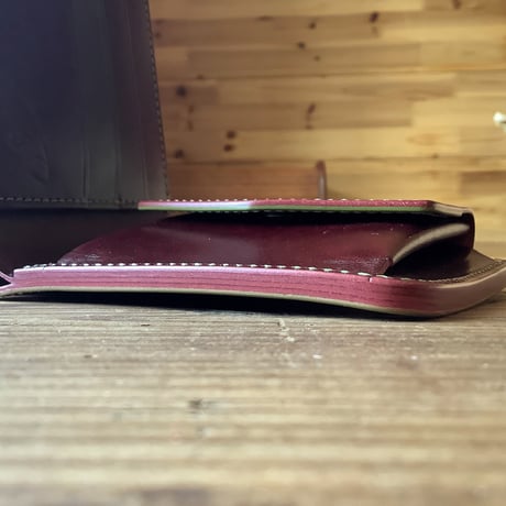 オイルコードバンオリーブ×ルガトショルダーワイン 二つ折り財布 小銭入れあり