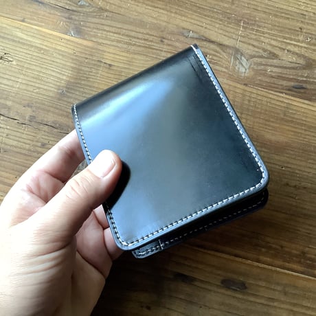 オイルコードバン黒×ルガトショルダー紺　オイルレザー 黒 二つ折り財布 小銭入れあり