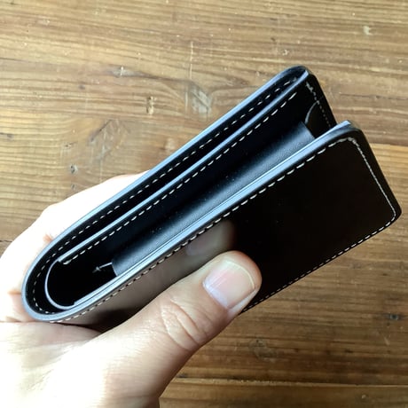 オイルコードバン黒×ルガトショルダー紺　オイルレザー 黒 二つ折り財布 小銭入れあり