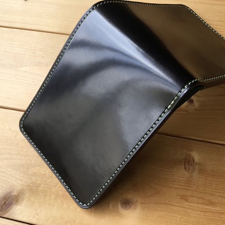 オイルコードバン黒×ルガトショルダーグリーン 二つ折り財布 小銭入れなし