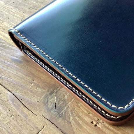 ネイビーオイルコードバン×ルガトショルダー　ダークブラウン 二つ折り財布 小銭入れなし