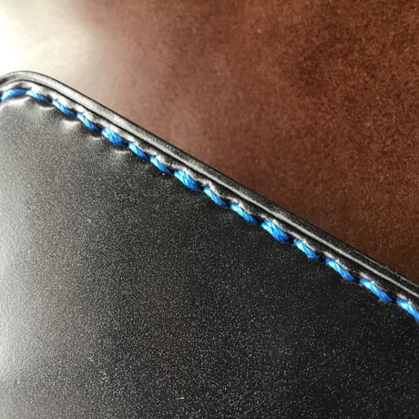オイルコードバン黒×ルガトショルダーネイビー 二つ折り財布 小銭入れあり