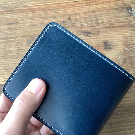 ネイビーオイルコードバン×ルガトショルダーネイビー  二つ折り財布 小銭入れあり