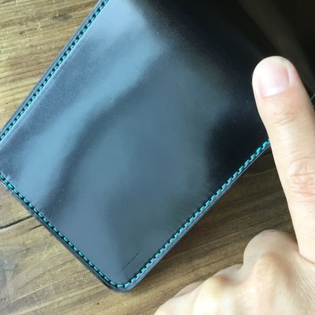 オイルコードバン黒×ルガトショルダー琉球ブルー 二つ折り財布 小銭入れあり
