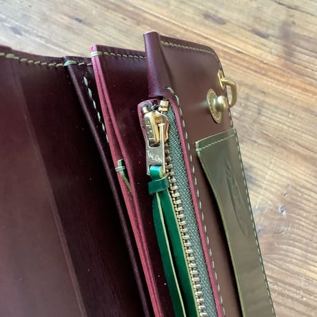 オイルコードバングリーン×ルガトショルダーワイン トラッカーウォレット