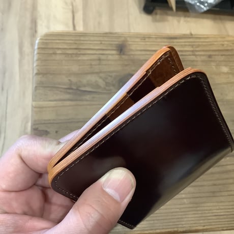 オイルコードバンバーガンディ×ルガトショルダーブラウン 二つ折り財布 小銭入れなし