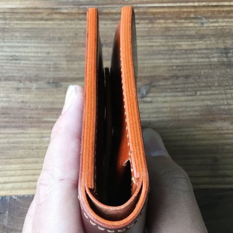 ブラウンオイルコードバン×ルガトショルダーオレンジ 二つ折り財布 小銭入れあり