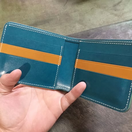 ライトブラウンコードバン×ルガトショルダー琉球ブルー 二つ折り財布 小銭入れなし