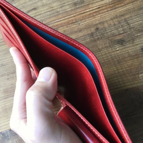 ネイビーオイルコードバン×ルガトショルダー赤 二つ折り財布 小銭入れあり