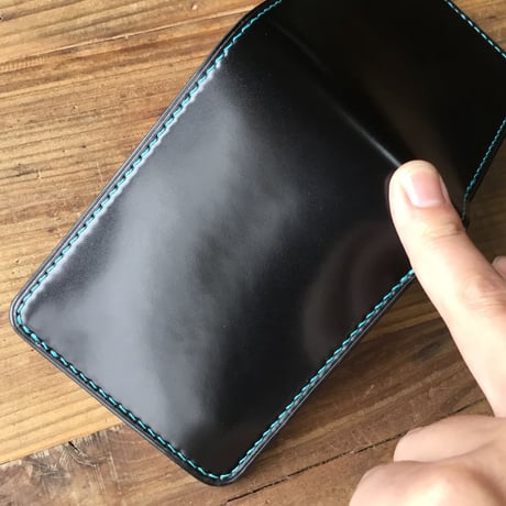 オイルコードバン黒×ルガトショルダー琉球ブルー 二つ折り財布 小銭入れあり