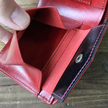 オイルコードバン黒×ルガトショルダー赤 二つ折り財布 小銭入れあり