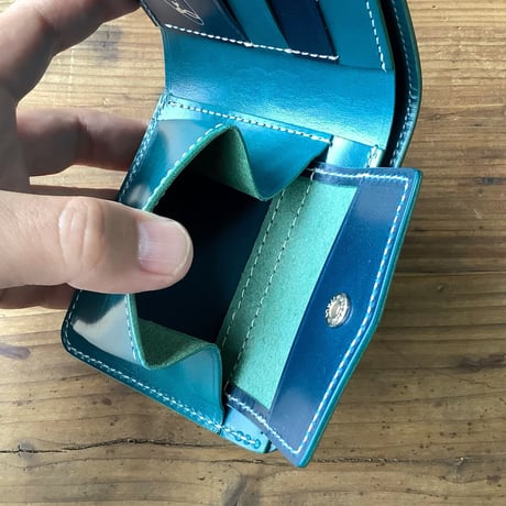 ネイビーオイルコードバン×ルガトショルダー琉球ブルー 二つ折り財布 小銭入れあり