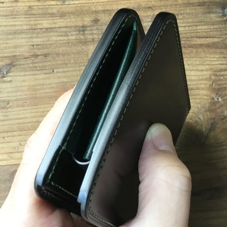 オイルコードバン黒×ルガトショルダーグリーン 二つ折り財布 小銭入れあり