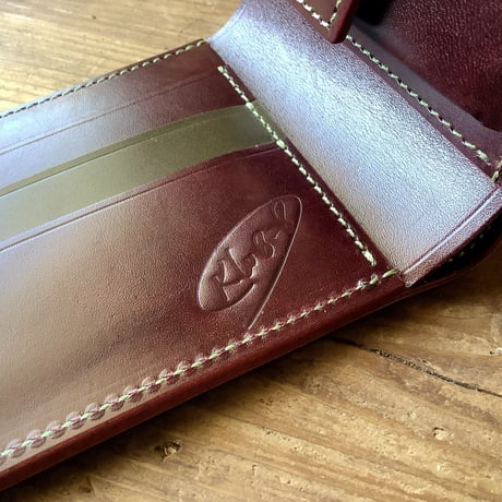 オイルコードバンオリーブ×ルガトショルダーワイン 二つ折り財布 小銭入れあり