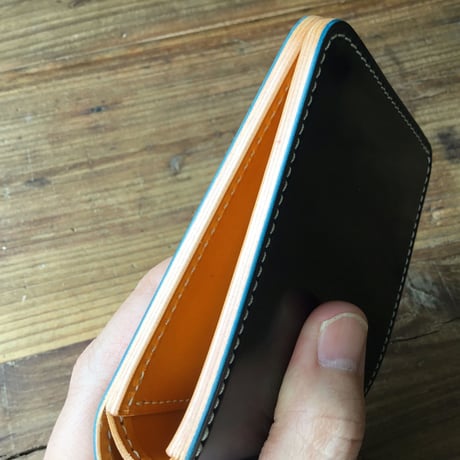 ネイビーオイルコードバン×キャメル色牛革 二つ折り財布 小銭入れなし