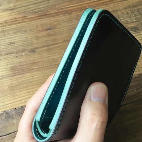 オイルコードバン黒×ルガトショルダー琉球ブルー 二つ折り財布 小銭入れあり