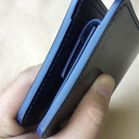 オイルコードバン黒×ルガトショルダーネイビー 二つ折り財布 小銭入れあり