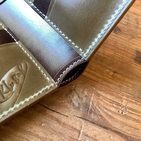 オイルコードバンオリーブ×ルガトショルダーダークブラウン 二つ折り財布　小銭入れなし