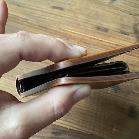 オイルコードバンコニャック×ルガトショルダー　ダークブラウン 二つ折り財布 小銭入れあり