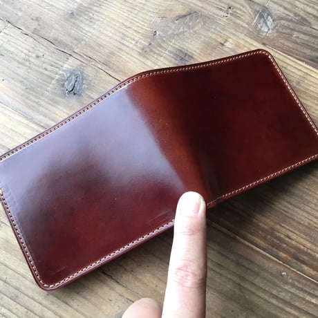 ブラウンオイルコードバン×ルガトショルダーネイビー 二つ折り財布 小銭入れあり