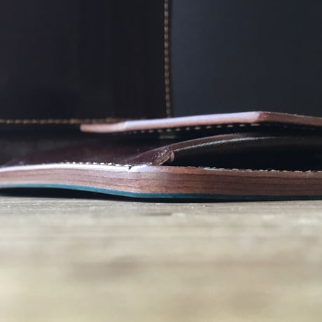 ネイビーオイルコードバン×ルガトショルダーブラウン 二つ折り財布 小銭入れあり