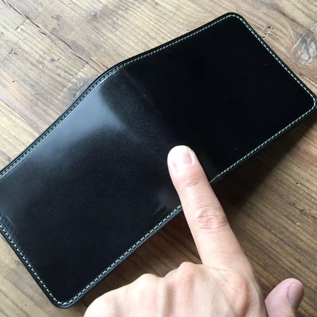 オイルコードバン黒×ルガトショルダーグリーン 二つ折り財布 小銭入れあり