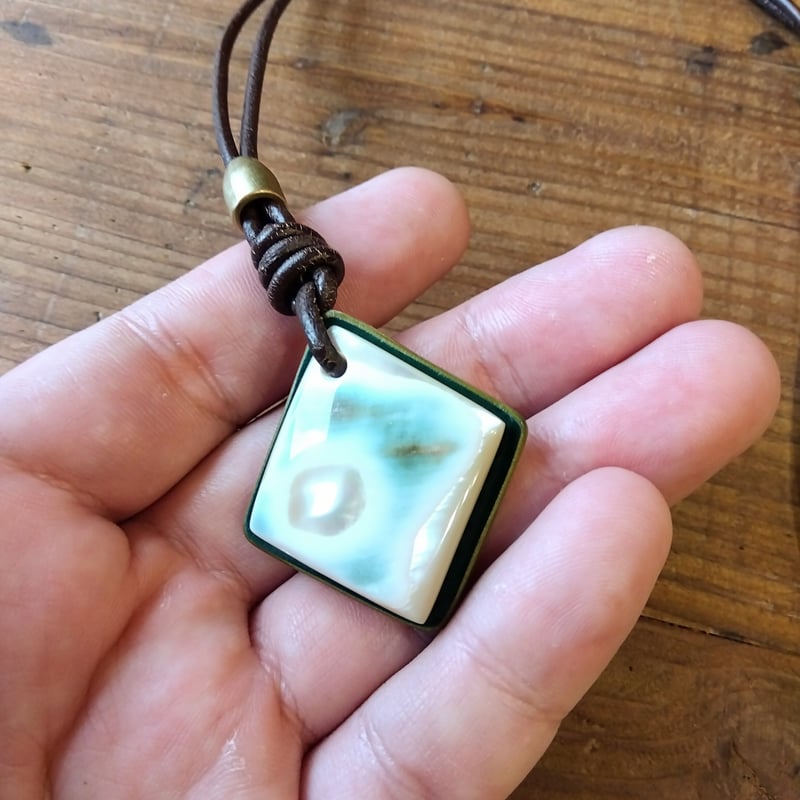 夜光貝 ネックレス オイルコードバングリーン×サドル | keywest828