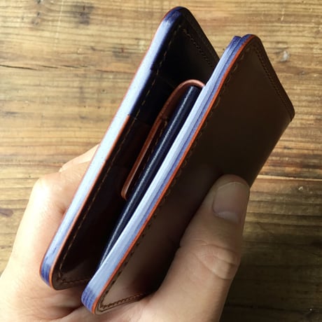 ブラウンオイルコードバン×ルガトショルダーネイビー 二つ折り財布 小銭入れあり