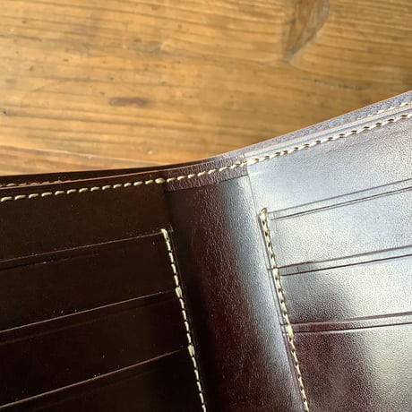 ネイビーオイルコードバン×ルガトショルダー　ダークブラウン 二つ折り財布 小銭入れなし