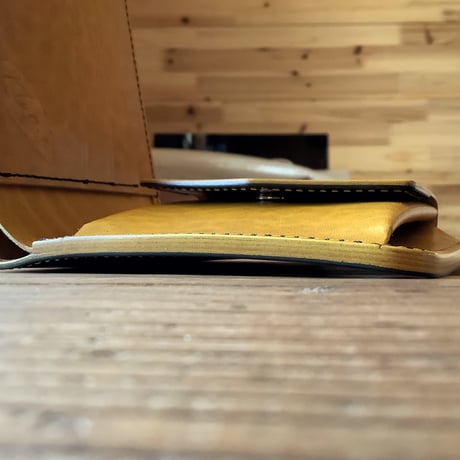 オイルコードバン黒×ルガトショルダーイエロー 二つ折り財布 小銭入れあり