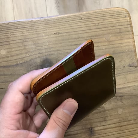 オイルコードバンオリーブ×ルガトショルダーブラウン 二つ折り財布 小銭入れなし