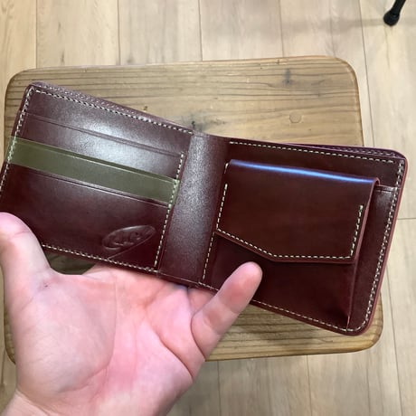 オイルコードバンオリーブ×ルガトショルダーワイン 二つ折り財布 小銭入れあり