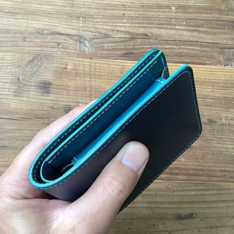 ネイビーオイルコードバン×ルガトショルダー琉球ブルー 二つ折り財布 小銭入れあり