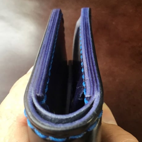 オイルコードバン黒×ルガトショルダーネイビー 二つ折り財布 小銭入れあり