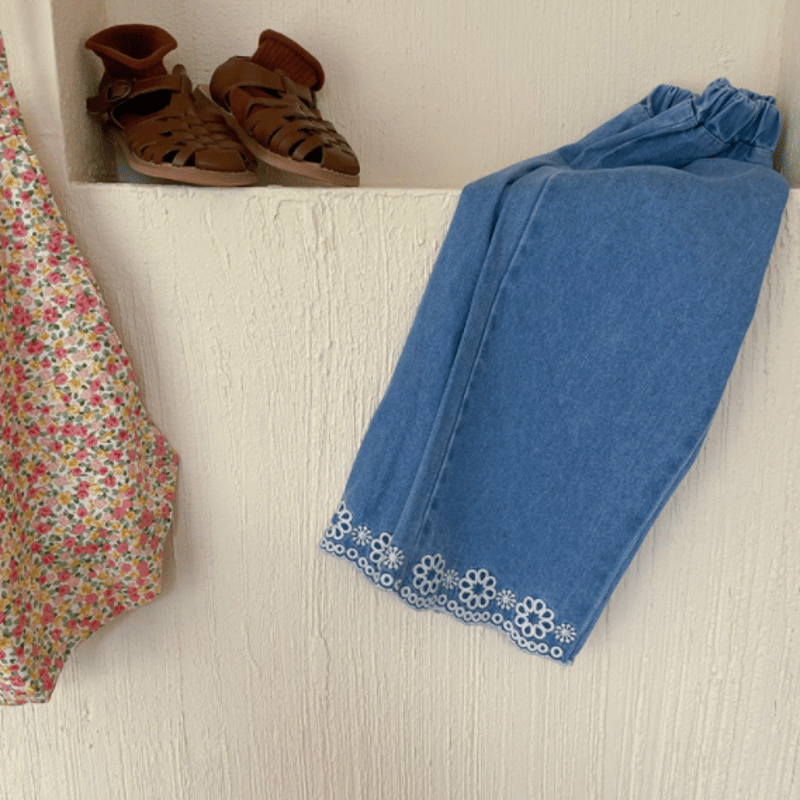 予約商品>裾刺繍デニムパンツ | SQUSQU