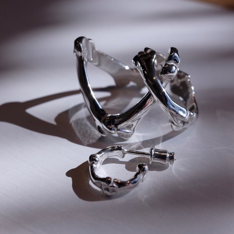 ソロイスト bone shaped earrings ピアス 金　クロムハーツ ソロイスト bone shaped earrings ピアス 金 クロムハーツ