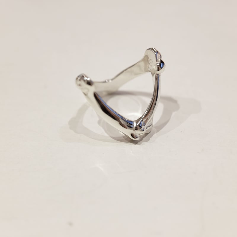 bone shaped victory ring. / silver | TAKAHIROMI...