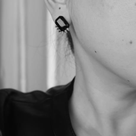 BLACK JEWELRY WITH STUDS EARRING